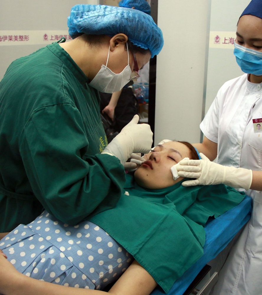 “Chúng tôi để có thể tồn tại và được trả thù lao cần có đường cong nóng bỏng. Giờ bị cấm phô diễn, buộc phải nhờ vào gương mặt. Vì thế, vùng nào trên mặt không đẹp cần phải tu sửa ngay” - một người mẫu chia sẻ.