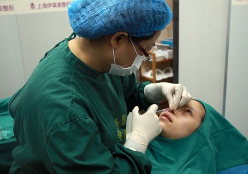 Nguoi mau phau thuat tham my tap the vi bi cam mac ho hinh anh