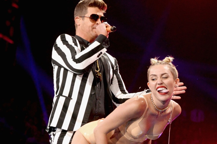 Miley Cyrus trong màn biểu diễn bị đánh giá gợi dục ở MTV VMA 2013.