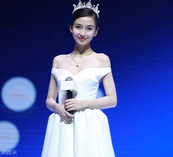 Ngày 28/7, Angela Baby xuất hiện trong sự kiện tại Thượng Hải. Tại đây, vẻ đẹp của chân dài khiến nhiều người trầm trồ. Cô mặc váy màu trắng, đeo vương miện gợi cảm.