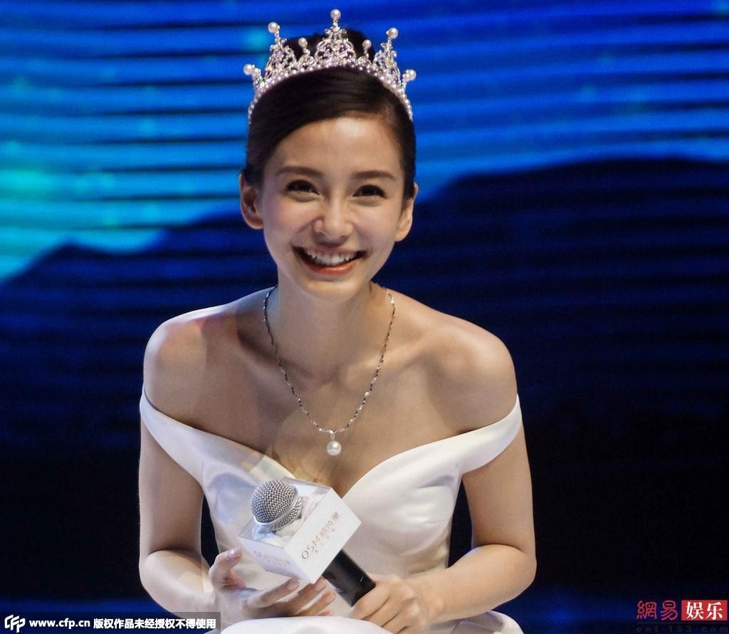 Angela Baby thon thả, duyên dáng trước ống kính.