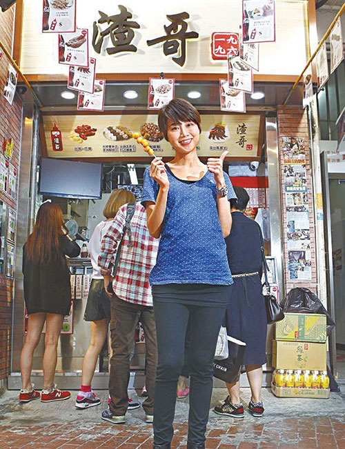 Người đẹp mải chăm chút cho cửa hàng bán cá ở vỉa hè nên lơ là gia đình.