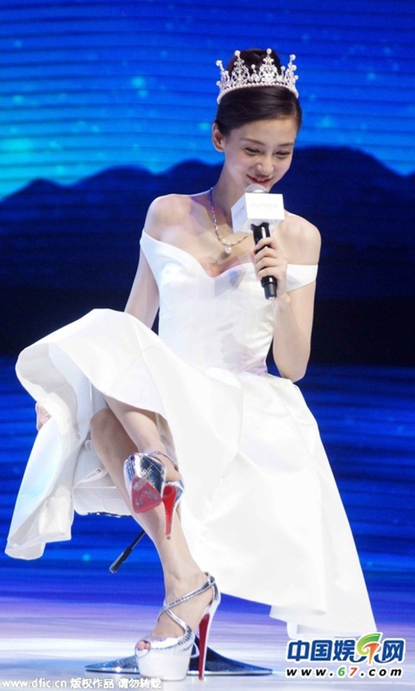 Phóng viên khá chú ý đến đôi giày cao gót cô sử dụng. Người đẹp gần đây dính tin đồn mang thai khoảng hai tháng khi liên tục mặc váy rộng thùng thình, đi giày bệt. 