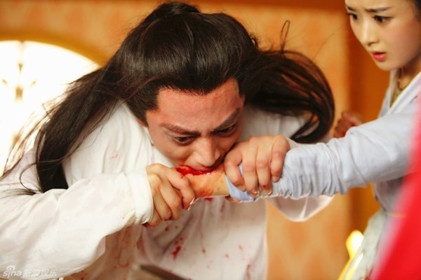 Sư phụ Bạch Tử Họa (Hoắc Kiến Hoa) uống máu từ đồ đệ để giải độc.