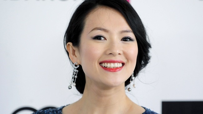 Năm 2004, Chương Tử Di để lộ ngực trần với nhiều góc quay đặc tả khi thể hiện phân đoạn nóng bỏng cùng nam tài tửLương Triều Vỹ, ở tác phẩm điện ảnh nổi tiếng 2046. Chính sự hy sinh này đã giúp cô đạt danh hiệu Nữ diễn viên chhính xuất sắc nhất tại giải thưởng điện ảnh Hong Kong lần thứ 24.Trước đó, người đẹp gắn liền với hình ảnh ngây thơ trong phim Đường về nhà (1999) của đạo diễn Trương Nghệ Mưu.