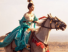 ‘Duong Quy Phi’ bi cat canh nong tren lung ngua hinh anh