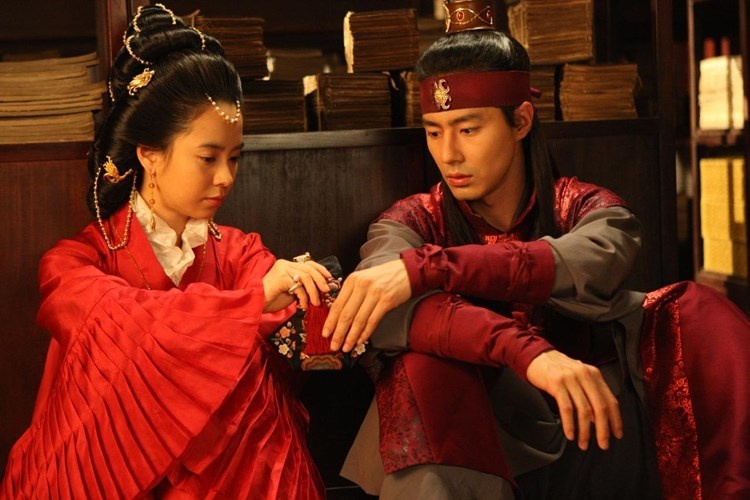 Song Ji Hyo: Gắn liền với hình ảnh ngây thơ, trong sáng trong phim truyền hình ăn khách Hoàng cung 1. Năm 2009, Song Ji Hyo khiến công chúng phải choáng ngợp khi chấp nhận khỏa thân thân hoàn toàn để diễn những cảnh giường chiếu cùng Jo In Sung trong phim 18+ A Frozen Flower (Song hoa điếm).