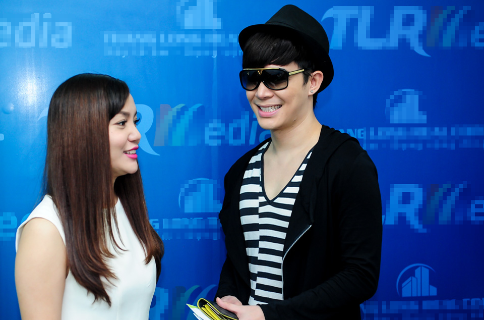 Trước đó, khi chương trình chưa bắt đầu, Ngọc Anh dành thời gian trò chuyện với người đồng nghiệp Nathan Lee. Vì biết nhau đã lâu và từng tham gia các chương trình truyền hình thực tế chung nên cả hai rất thân thiết.