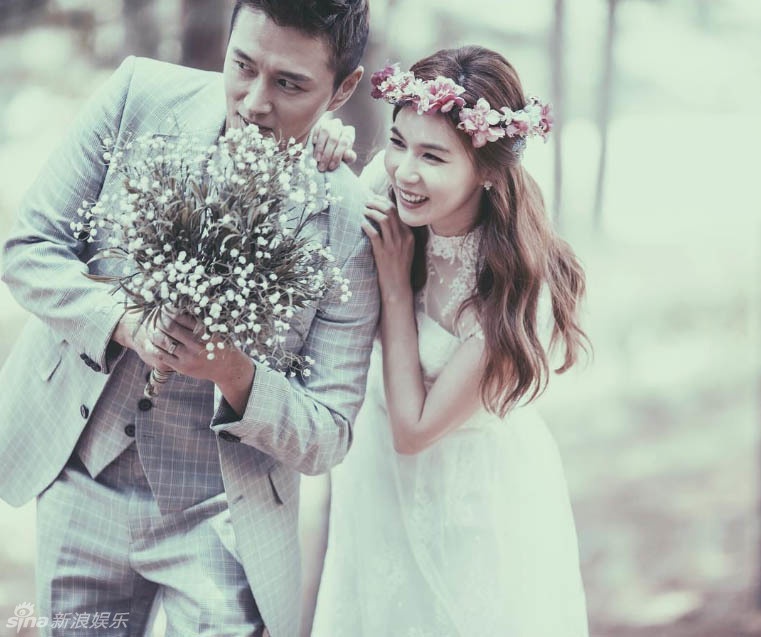 Theo Mydaily, sáng 31/7, cặp sao  phim Hãy nắm tay anh - Park Si Eun và Jin Tae Hyeo công bố bộ ảnh cưới ngay trước giờ hôn lễ. Chiều nay, lễ cưới chính thức diễn ra tại một khách sạn cao cấp ở Seoul (Hàn Quốc).