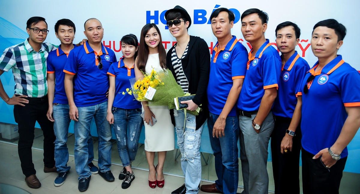 Ngọc Anh - Nathan Lee nán lại chụp ảnh lưu niệm cùng các thành viên ban tổ chức.