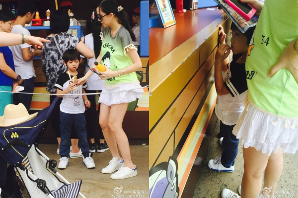 Trần Nhược Nghi lộ vòng hai khá rõ khi đi chơi cùng con trai.