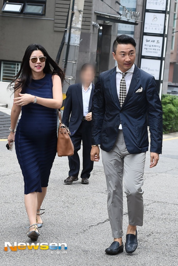 Lee Yoon Mi vác bụng bầu đi đám cưới bên chồng.