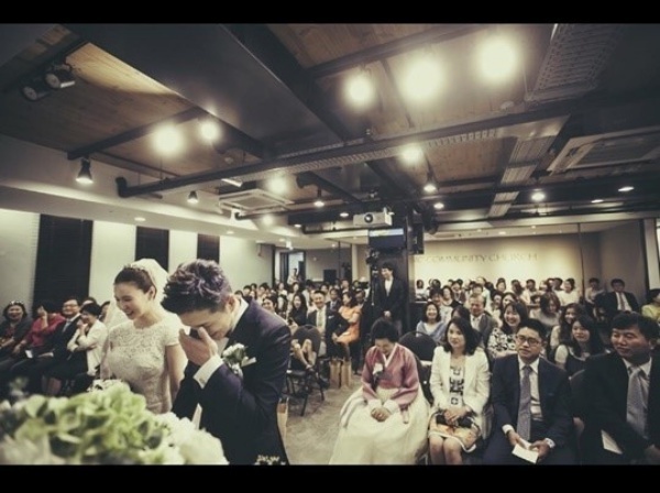 Một khoảnh khắc trong giờ thề nguyền của Park Si Eun và Jin Tae Hyeo. 