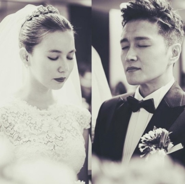 Chiều 31/7, Park Si Eun và Jin Tae Hyeo tổ chức lễ thành hôn tại nhà thờ ở khu vực Cheongdamdong, Gangnam, Seoul (Hàn Quốc). Cặp sao nổi tiếng trong Hãy nắm tay anh đều thống nhất tổ chức hôn lễ bí mật. Hình ảnh hiếm hoi trong lễ cưới được công bố trên Nate vào sáng 1/8.