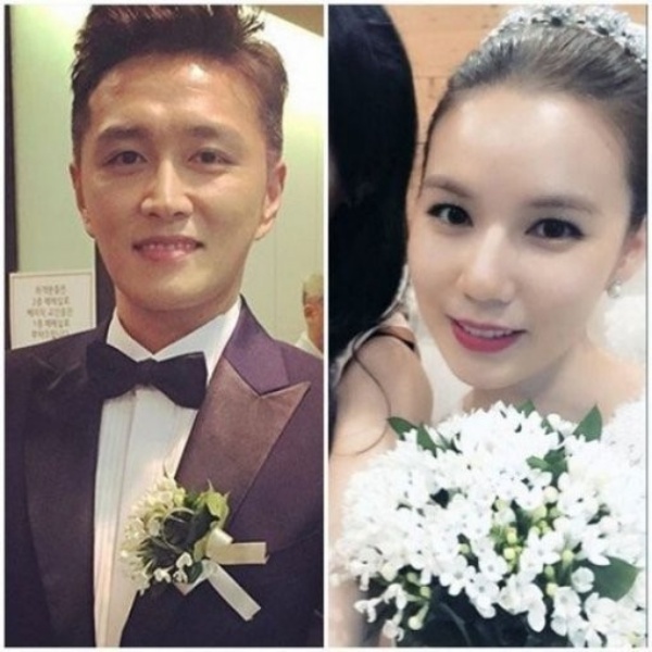 Nhưng trong ảnh chia sẻ trước đó, ở góc ảnh cận có thể thấy, người đẹp Park Si Eun biểu cảm khá cứng. Nhiều cư dân mạng trên Nate cho rằng, cô đã thẩm mỹ. Ở tuổi 35, dấu hiệu mặt cứng đờ là biểu hiện cho thấy cô đang dần gánh chịu hậu quả của những ca phẫu thuật trước đó.