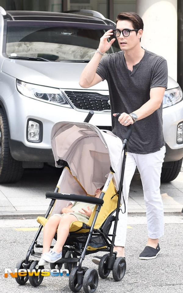 Người mẫu Ricky Lee Neely đi cùng con trai.