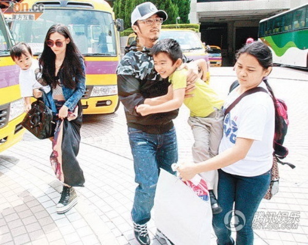 Gia đình Tạ Đình Phong - Trương Bá Chi thời êm ấm.