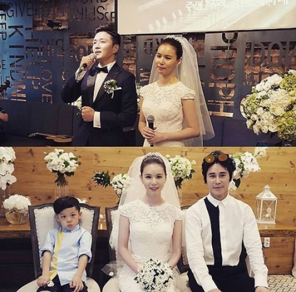 Khi chụp ảnh cùng chú rể và bạn bè, Park Si Eun không giấu được vẻ mặt bóng láng, thiếu tự nhiên.