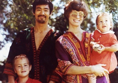 'Ngu dai cao thu' Trung Hoa bo vo, cong khai ngoai tinh hinh anh