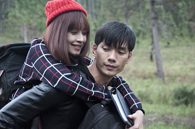 Sự kết hợp ăn ý giữa Nhan Phúc Vinh và Chi Pu đã giúp Vẫn có em bên đời trở thành tác phẩm không thể bỏ qua trong năm 2015. Phim là là câu chuyện tình ngang trái của Tiến (Nhan Phúc Vinh), một chàng trai có vẻ ngoài lạnh lùng, bất cần đời. Để trả thù, Tiến tìm cách tiếp cận và chinh phục Trang (Chi Pu). Tuy nhiên, khi dần đạt được mục đích cũng là lúc anh nhận ra mình đã thực sự yêu Trang, cô tiểu thư trong sáng, nhân hậu và có tấm lòng vị tha.