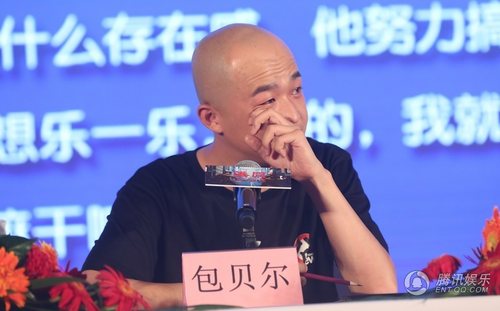 Đạo diễn danh tiếng Từ Tranh từng gây bức xúc khi được thế vai của diễn viên Vương Bảo Cường. Trong một sự kiện họp báo, anh lên tiếng giải thích. Nhưng không ngờ, khán giả còn nhục mạ hơn khiến Từ Tranh không cầm được nước mắt/