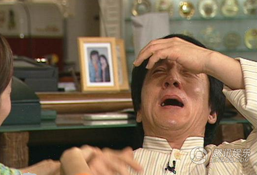 Thành Long chưa bao giờ khóc lóc sướt mướt. Nhưng có lần khi tham gia một buổi phỏng vấn truyền hình, tài tử 61 tuổi đã bật khóc nức nở như một đứa trẻ. Đó là khi ông hoàng màn ảnh Hoa ngữ nhớ lại giây phút vắng mặt khi mẹ qua đời. Thành Long khóc nói: “Mẹ tôi qua đời nhưng tôi lại quá bận đóng phim không thể ở bên. Khi còn sống , bà thường tự hỏi rằng kiếp trước phải chăng đã làm nên tội nghiệp gì nên ở tuổi 80 phải sống cảnh liệt không đi được. Bà tự từ bỏ cuộc sống, chỉ nằm trên giường bất động, không ăn uống”.