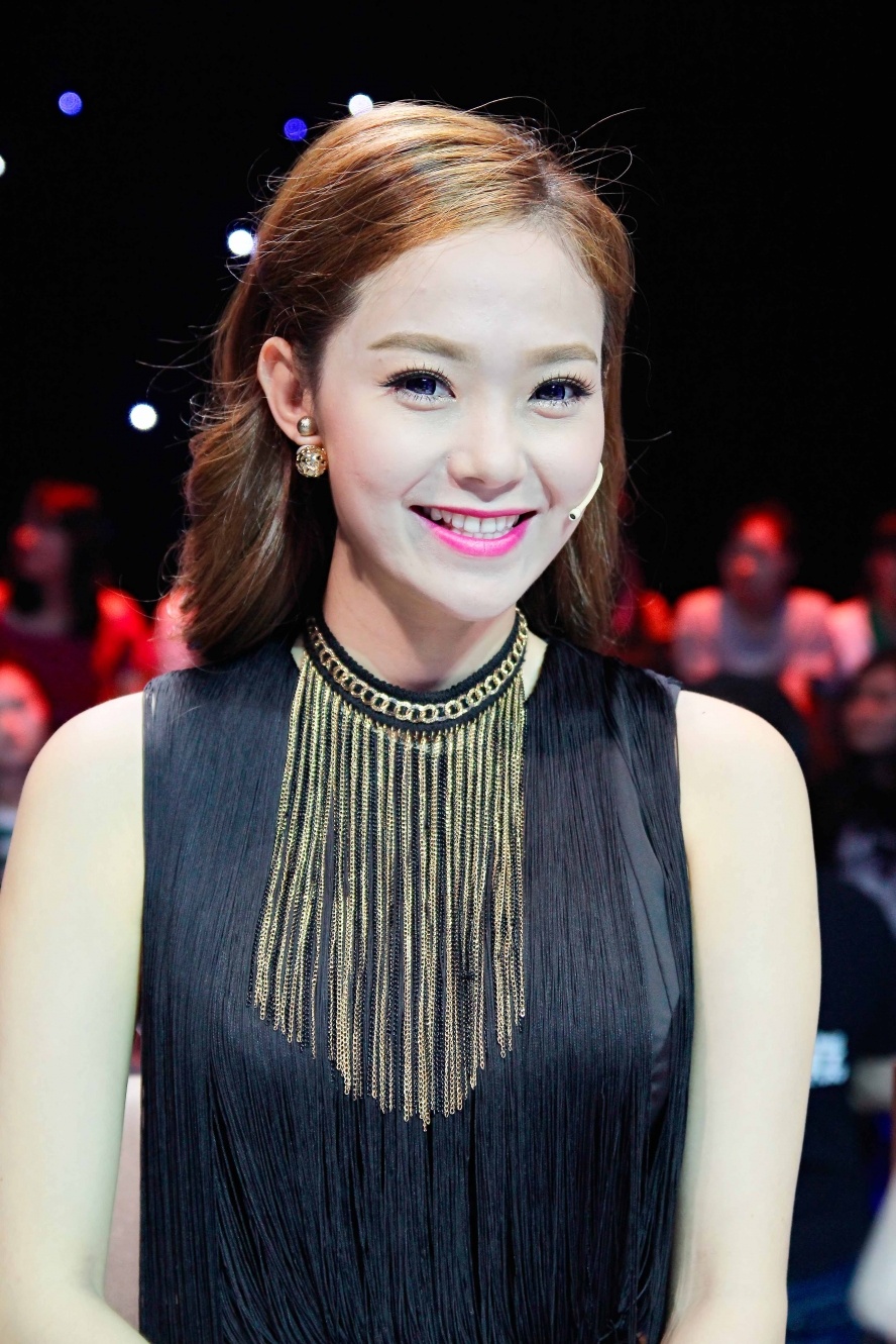 au hơn 8 năm “Gọi giấc mơ về” lên sóng, Minh Hằng ngày càng đẹp mặn mà và có chỗ đứng không thể thay thế trong làng giải trí Việt. Song song với công việc đóng phim và ca hát, hiện cô đang đảm nhận vai trò giám khảo tại cuộc thi Bước nhảy hoàn vũ nhí 2015.