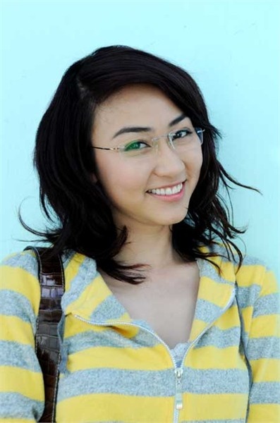 Ngân Khánh bước chân vào làng giải trí năm 2005, với vai diễn đầu tay trong phim Mầm sống. Sau đó, giải nhất tại cuộc thi Ngôi sao ngày mai (2006) đã giúp sự nghiệp diễn xuất của người đẹp thêm rộng mở. Thế nhưng, chính nhờ thành công của Gọi giấc mơ về, Ngân Khánh càng được khán giả yêu mến và liên tục đảm nhận vai nữ chính trong các bộ phim truyền hình ăn khách như: Tường Vy cánh mỏng, Mây trắng ngang trời, Tham vọng...