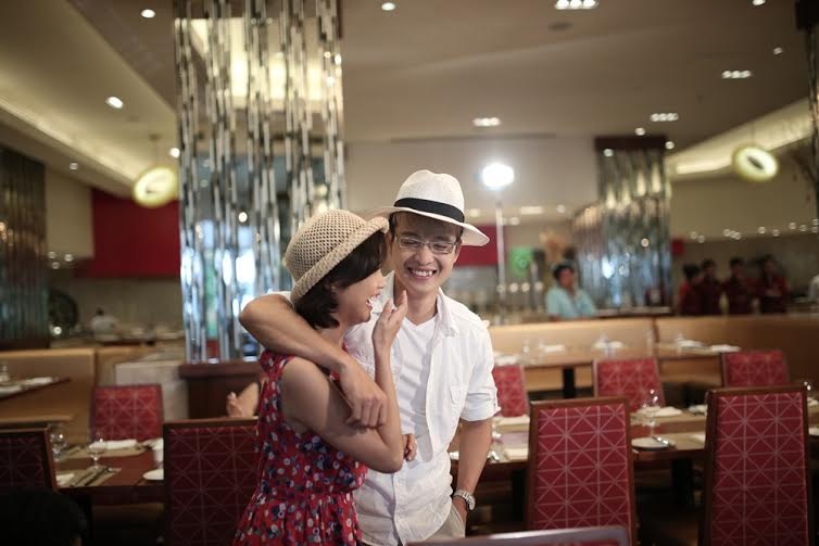 Tệ bạc với “vợ” là thế, nhưng ở sau hậu trường, Thanh Tú lại dành sự chăm sóc đặc biệt đến bạn diễn Vân Anh, khiến nhiều thành viên trong đoàn phim phải ghen tỵ. Nữ diễn viên thậm chí thừa nhận mình có chút “cảm nắng” với sự dịu dàng, chu đáo của Thanh Tú ngoài đời.