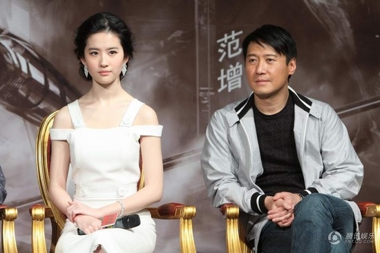 Lưu Diệc Phi từng vướng nghi án là người thứ ba trong hôn nhân Lê Minh - Nhạc Cơ Nhi. Theo đó, có không ít nguồn tin tiết lộ, Thiên vương Hong Kong vì mải yêu chiều bồ nhí nên đã bị vợ bỏ, Bồ nhí ở đây là Lưu Diệc Phi. Thời điểm đó, cô và anh vừa hợp tác thành công phim Hồng môn yến. Trên phim trường, nam diễn viên U50 này từng hát cho cô nghe và khiến cô rất vui. Tuy nhiên, Lưu Diệc Phi phủ nhận cáo buộc này.