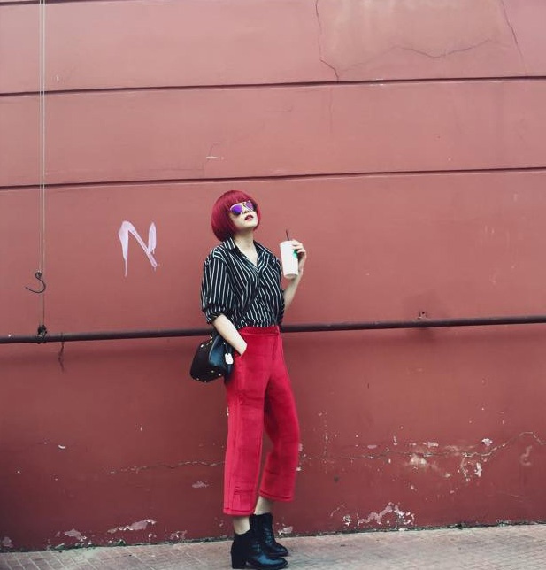 Phong cách thời trang tomboy cùng mái tóc đỏ là điểm nổi bật của Thiều Bảo Trâm. Quần ống rộng màu sặc sỡ kết hợp sơ mi là những kiểu trang phục được Thiều Bảo Trâm ưa thích. 