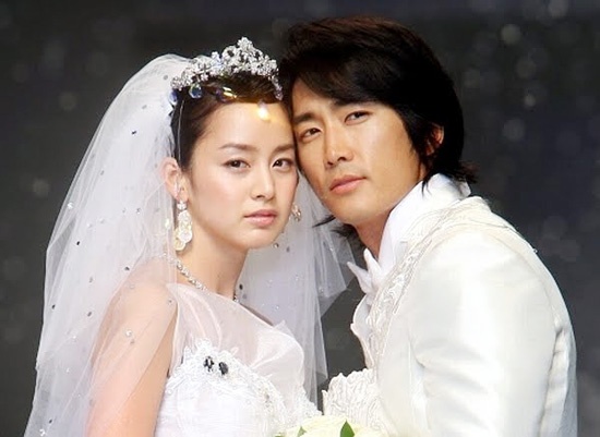Tin đồn Song Seung Hun say đắm Kim Tae Hee nở rộ khi tài tử thẳng thắn chọn người đẹp họ Kim là người phụ nữ lý tưởng. Tuy nhiên, chuyện tình cảm của họ không bị đào xới lâu vì Kim Tae Hee và Rain công khai hẹn hò.