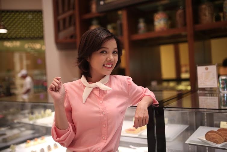 Vào vai bà xã Thái Trinh của Thanh Tú trong phim, Vân Anh bị bắt phải trở thành một người vợ ngoan hiền, chăm lo chu đáo cho chồngtừng miếng ăn giấc ngủ. Thậm chí, mỗi lần có chuyện bực bội hay mệt mỏi trong công việc, Tú lại trút hết cơn giận lên đầu người vợ vô tội bằng những từ ngữ nặng nề nhất. Thế nhưng vì trót yêu tên đàn ông ngang ngược, Thái Trinh đành cam phận làm một người vợ ngoan, không dám trễ giờ cơm của chồng lấy một phút.