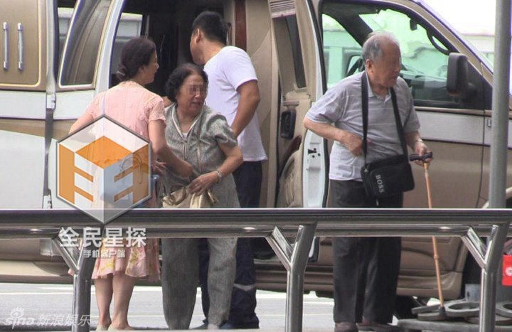 Mẹ và ông bà Lưu Diệc Phi cũng có mặt tại biệt thự này. Theo Sina, Song Seung Hun đến đây ra mắt gia đình nhà gái.