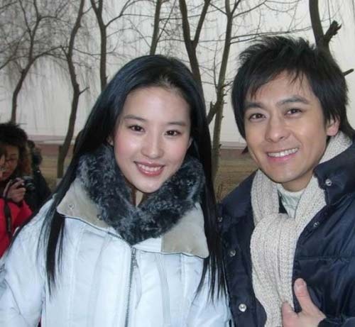 Lưu Diệc Phi được đánh giá là nữ diễn viên có vẻ ngoài đẹp nhất nhì làng giải trí Hoa ngữ. Hình tượng “băng thanh ngọc khiết”, nhưng cô cũng vướng không ít tin đồn tình ái trước khi công bố yêu Song Seung Hun. Có nguồn tin cho hay, nhờ gia thế hiển hách nên Lưu Diệc Phi không bị báo chí phanh phui. Đầu tiên là việc cô từng có thời gian gắn bó với đàn anh Lâm Chí Dĩnh trong khi hợp tác chung trong Thiên long bát bộ.