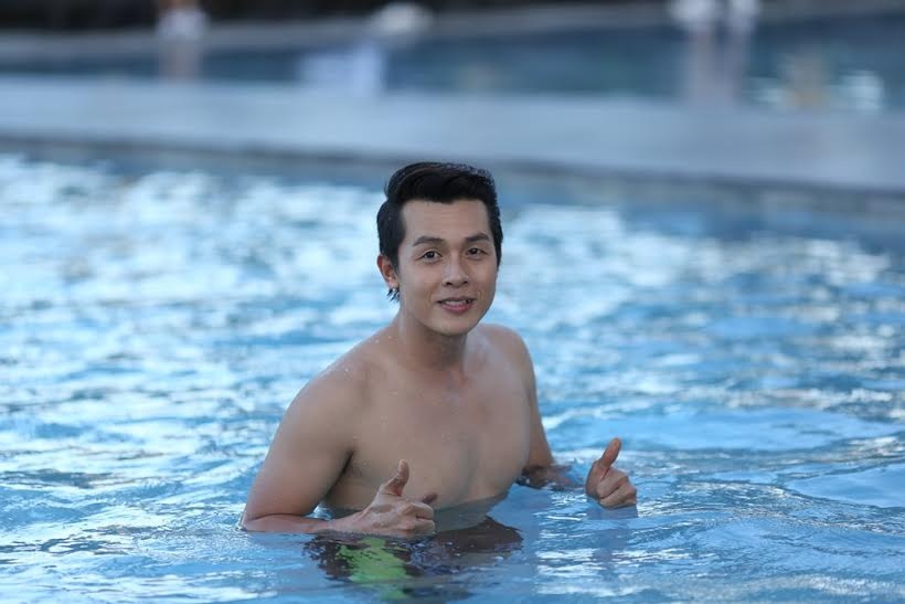 Còn Hòa hiệp khi được hỏi về kỷ niệm “làm chồng”. nam diễn viên đã “hóm hỉnh” chia sẻ: “Trong phim, nhân vật Hoàng Tuấn thường bị vợ phạt trồng cây chuối mỗi khi mắc lỗi. Để trả đũa cô vợ lắm chiêu, Hiệp đã bắt Lan Phương cùng bị phạt giống với mình. Phương thì nhất quýt không chịu làm, sau đó thì khóc thét lên, khiến Hòa Hiệp và ekip phải dỗ dành một lúc sau mới chịu nín