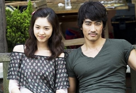 Năm 2008, Song Seung Hun vướng tin đồn yêu Lee Yeon Hee khi họ đóng chung trong Phía đông vườn địa đàng. 