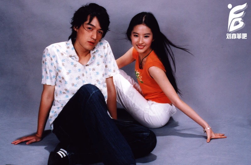 Giai đoạn năm 2005, khi quay phim Tiên kiếm kỳ hiệp truyện, Lưu Diệc Phi và Hồ Ca liên tục vướng tin đồn tình cảm. Đặc biệt trên trang cá nhân của họ thường xuyên có những dòng chia sẻ nhắn nhủ đến nhau. Nhưng chuyện tìn đồn này sau đó ít được đề cập vì Lưu Diệc Phi bận rộn với nhiều dự án mới, lơ là Hồ Ca.