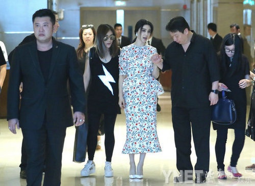 Phạm Băng Băng diện đầm quý phái.