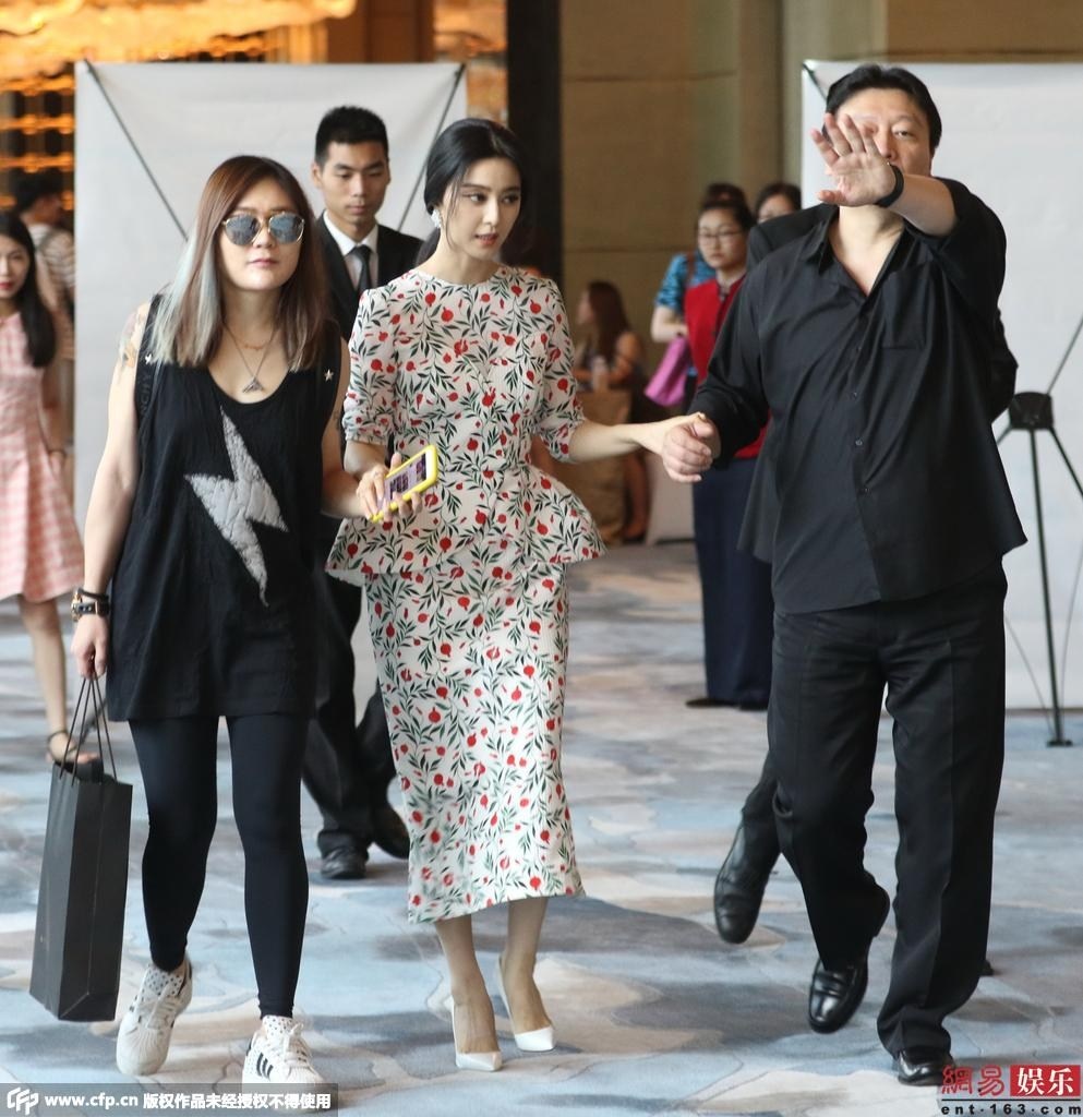 Mục Hiểu Quang ngăn cản phóng viên tác nghiệp.