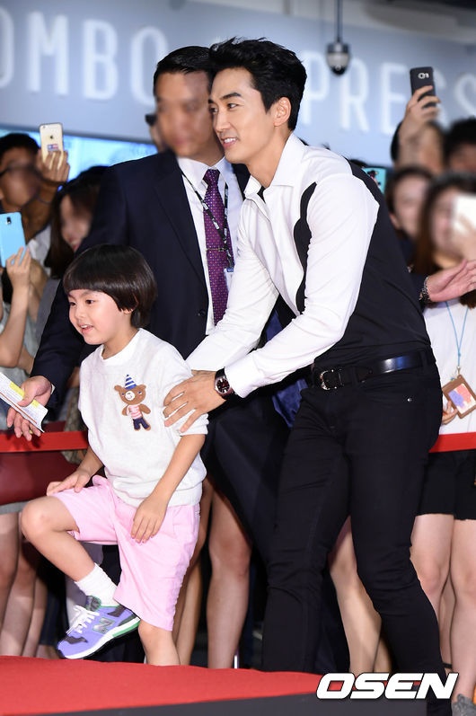 Ngày 5/8, Song Seung Hun xác nhận yêu Lưu Diệc Phi. Tối cùng ngày, anh xuất hiện trong buổi công chiếu phim Miss Wife được tổ chức tại Seoul (Hàn Quốc). Tài tử cười rât tươi ngay khi có mặt.