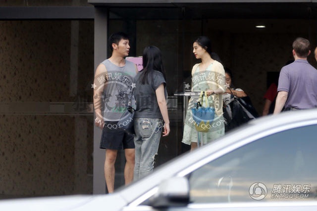 Theo QQ, mới đây, Lý Thần và Phạm Băng Băng cùng xuất hiện bên ngoài tòa nhà nữ diễn viên nổi tiếng vào sáng sớm. Tài tử điển trai mặc áo ba lỗm quần đùi trong khi bạn gái đơn giản với váy ở nhà, tóc buộc đơn giản.