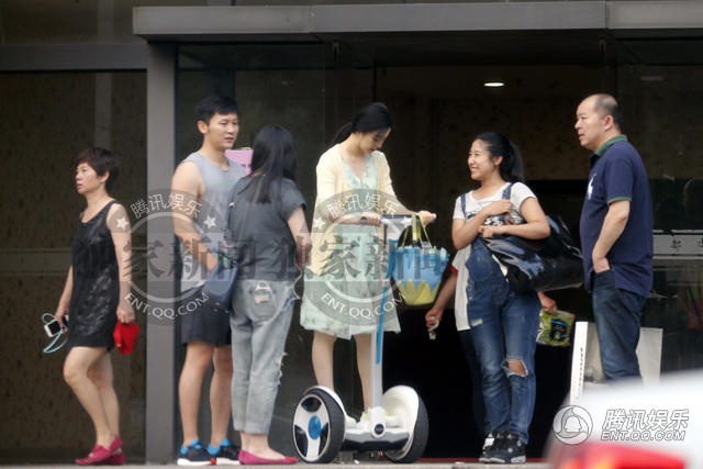 Phạm Băng Băng lựa chọn chiếc xe điện hai bánh để di chuyển.