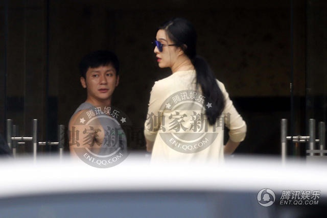 Hình ảnh đời thường của cặp sao không khác biệt so với các đôi vợ chồng Thượng Hải. Theo miêu tả của phóng viên, cả hai đều rất thoải mái, họ không ngại việc bị phóng viên hay người hâm mộ nhân mặt.