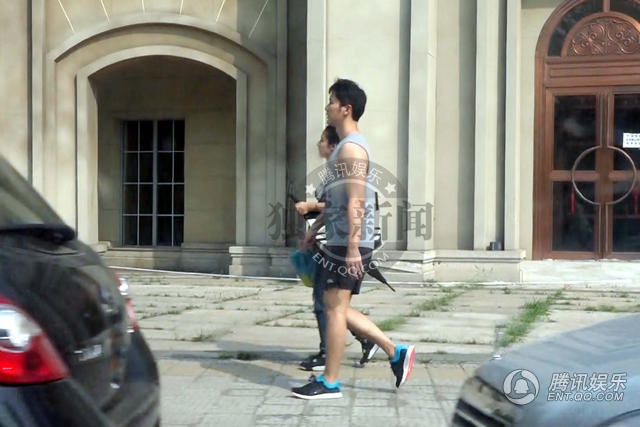  Gần đây, báo chí liên tục đưa tin Phạm - Lý đã dọn về sống chung. Dù không lên tiếng bình luận về tin đồn nhưng việc cùng xuất hiện vào sáng sớm trong trang phục 