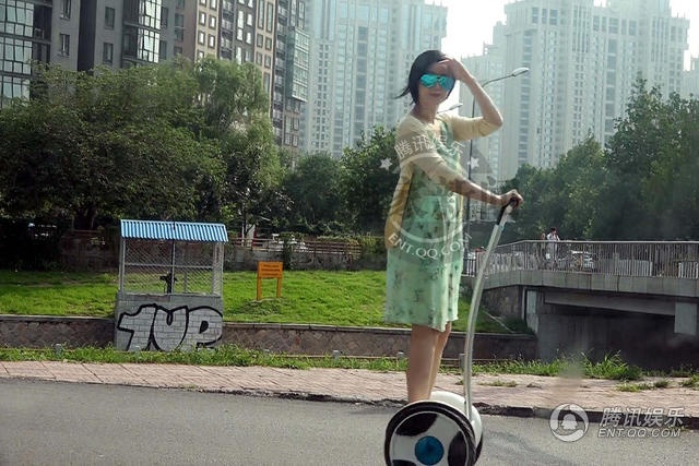 Phát hiện các tay săn ảnh bám theo, người đẹp vui vẻ chào phóng viên.