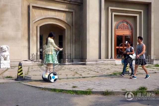 Lý Thần lững thững theo sau cô.