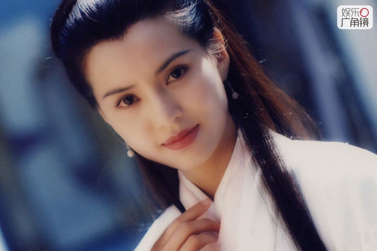 Nhắc đến Lý Nhược Đồng, khán giả nhớ ngay đến hình ảnh nàng Tiểu Long Nữ với vẻ đẹp mong manh, thuần khiết trong bộ phim truyền hình Thần điêu đại hiệp 1995 và nàng Vương Ngữ Yên đẹp thoát tục trong Thiên long bát bộ bản TVB. Suốt 20 năm qua, Tiểu Long Nữ của Lý Nhược Đồng vẫn luôn được xem là hình ảnh đẹp nhất, đáng nhớ nhất. Thành công này mang lại cho cô nhiều cơ hội, song cũng khiến cô mãi loay hoay tìm kiếm những vai diễn khác.