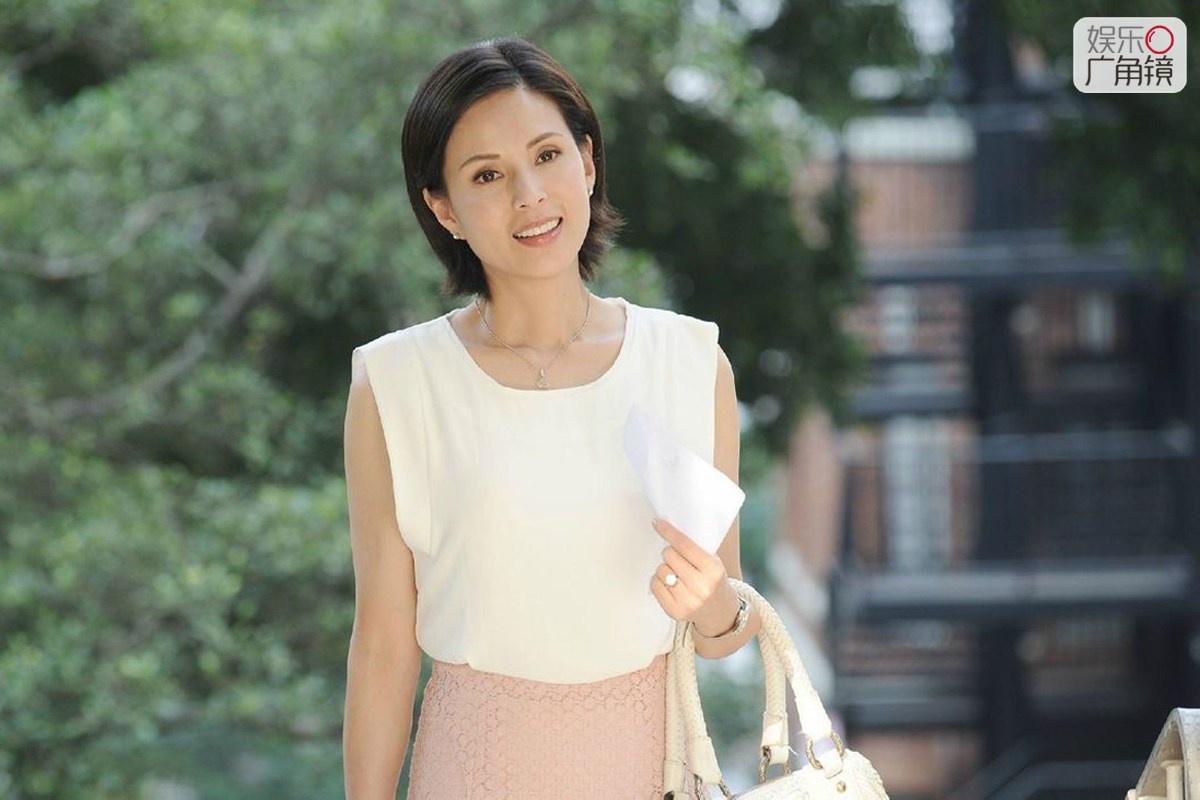 Cảm thấy sự nghiệp diễn xuất sẽ rất chán nếu khán giả chỉ nhớ đến Tiểu Long Nữ nên sau khi có tình yêu với triệu phú Hong Kong Quách Ứng Tuyền, Lý Nhược Đồng bắt đầu giảm dần công việc, đến năm 2004 thì ngưng hẳn. Khi người tình phá sản, Nhược Đồng vẫn một lòng chung thủy. Thế nhưng sau khi ổn định được kinh tế vào năm 2008, thay vì cho một danh phận chính thức, Quách Ứng Tuyền lại kiên quyết đòi chia tay Lý Nhược Đồng. Cùng thời điểm, cái chết của người cha khiến nàng Tiểu Long Nữ đau buồn đến cùng cực, bị trầm cảm, suýt tự tử. Lý Nhược Đồng ở tuổi U50 đã quay trở lại với showbiz. Cô sống đơn độc không chồng, không con, chỉ nhận cháu gái làm con nuôi. 