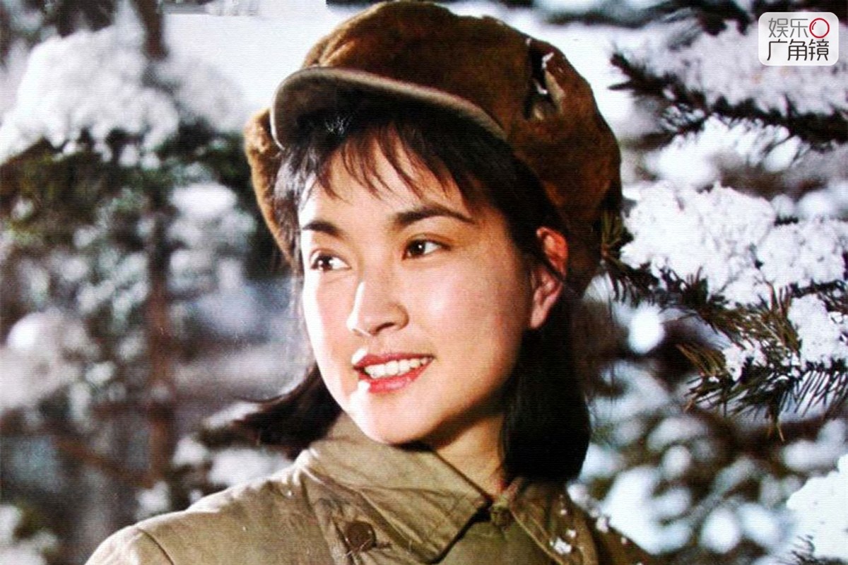 Lưu Hiểu Khánh: Năm 1995, Lưu Hiểu Khánh gây ấn tượng với người hâm mộ trên khắp châu Á với vai diễn Võ Tắc Thiên. Bà vào vai nhân vật Võ Tắc Thiên từ khi mới chỉ là một cô bé 16 tuổi tới khi về già. Sự trẻ trung của nữ diễn viên họ Lưu, lúc đó đã hơn 40 tuổi khiến nhiều người trầm trồ ngưỡng mộ. Báo chí gọi bà là “quốc bảo Trung Hoa”. Nhưng bi kịch bắt đầu khi từ một doanh nhân, diễn viên được kính nể Lưu Hiểu Khánh phải hầu tòa vì trốn thuế.